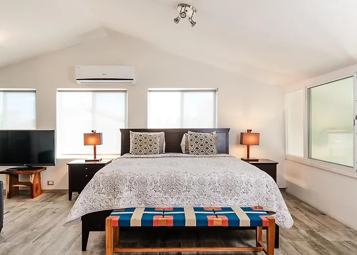 Beautiful 3 Bedroom With Ocean Views *